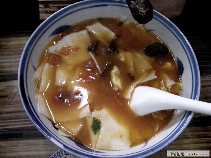 西红柿鸡蛋面的汤很香的哦~