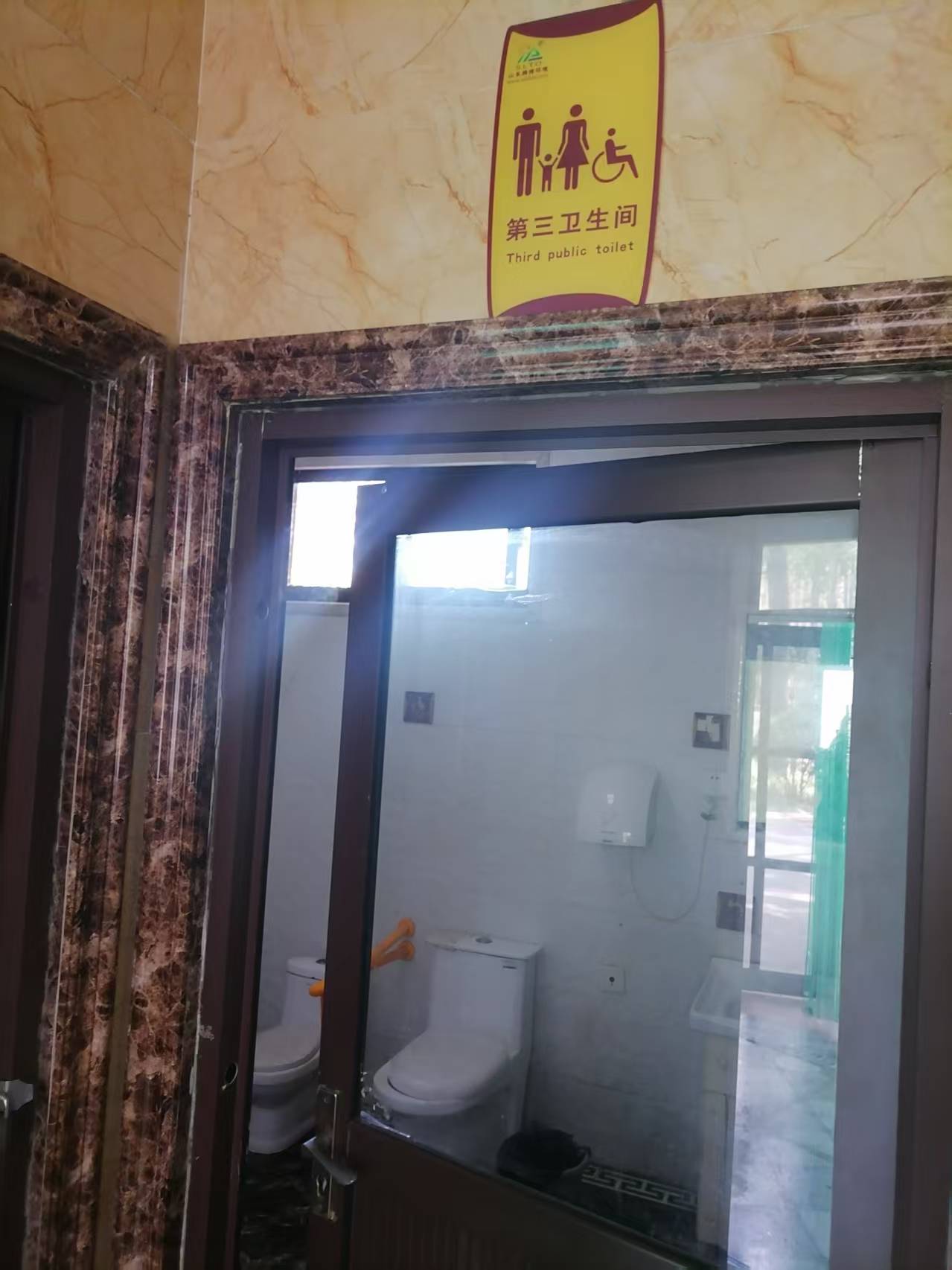门玻璃透明的