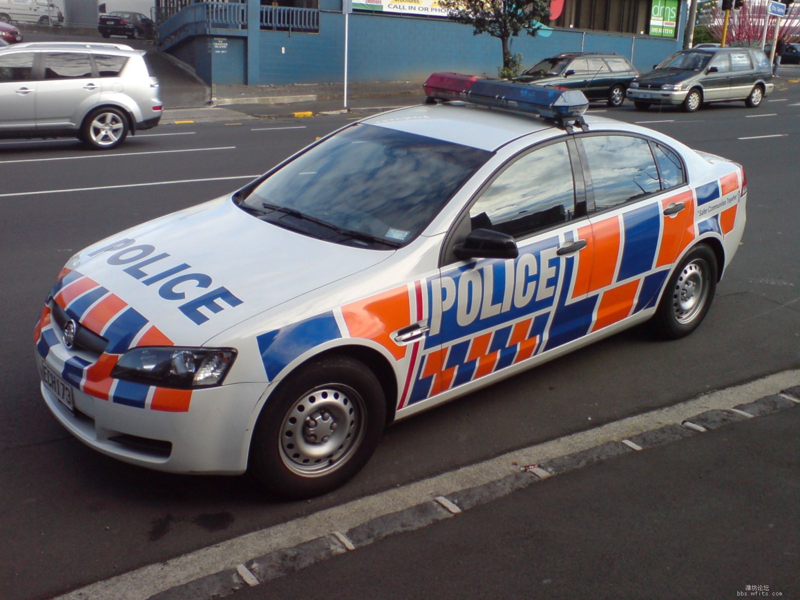 Police_Car_On_An_Auckland_Street.jpg