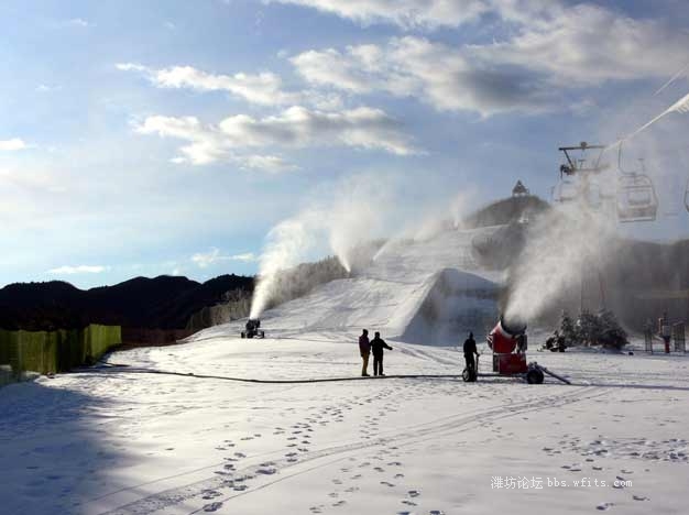 造雪中